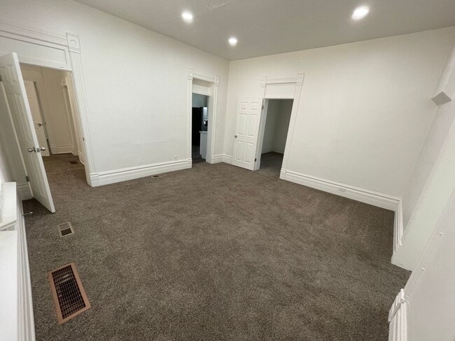 Building Photo - Newly Renovated 4 bedroom with land!