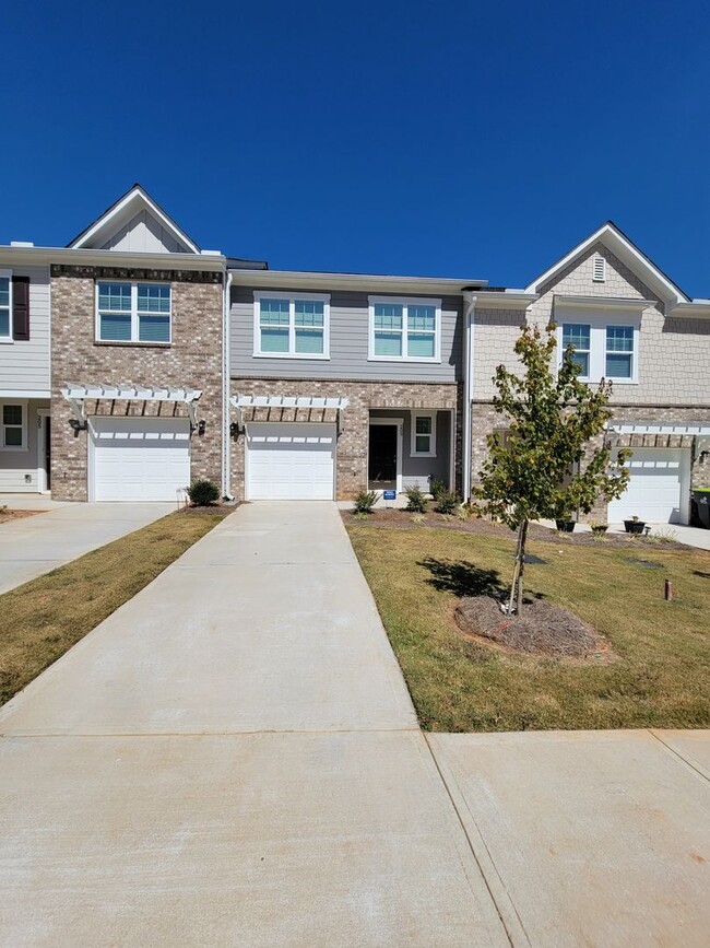 Building Photo - Townhome in McDonough!