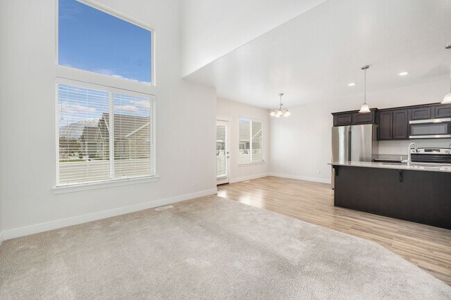 Building Photo - Spacious 4 Bedroom Townhome in Vineyard, UT