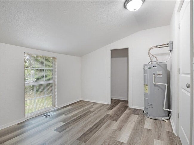 Building Photo - 533 E Woodard St