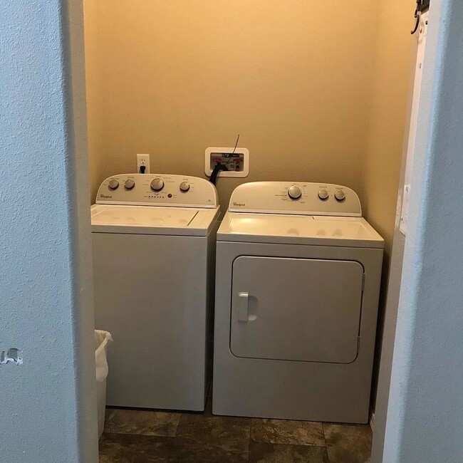 Building Photo - Quiet Home Out of Town