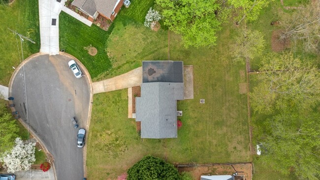 Building Photo - 205 Fieldstone Cir