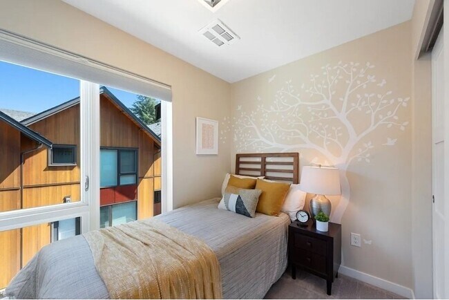 Building Photo - 4bd/3.5ba Seattle Condo