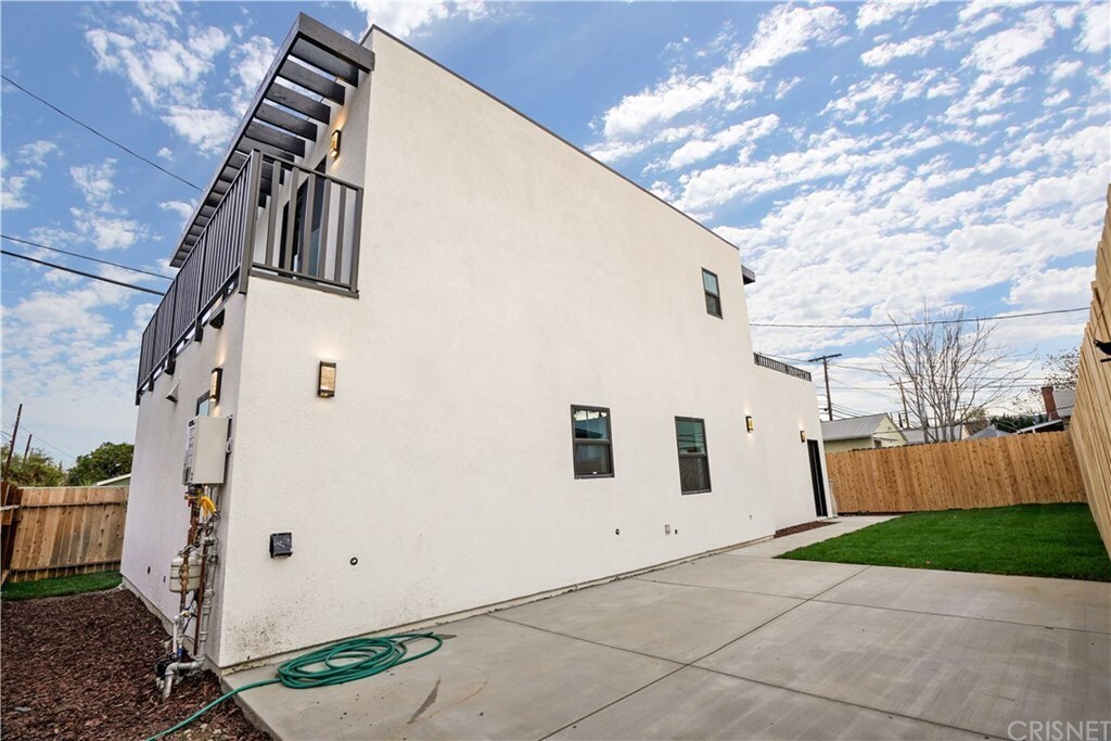 Building Photo - 18060 W Oxnard St