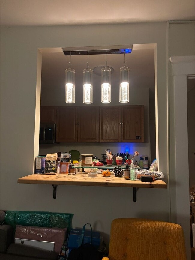 Building Photo - Charming 2BR in East Rock | Hot Water Included | Walk to Yale & SOM