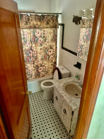 Building Photo - 151 Warner St