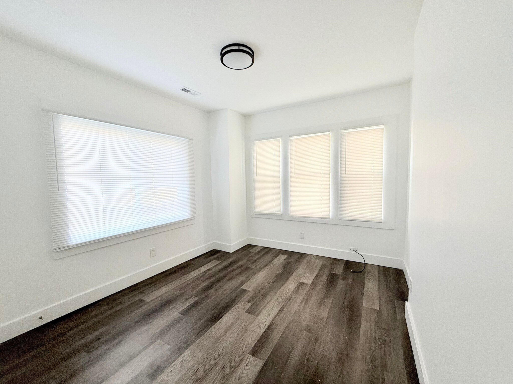 Building Photo - 954 S Ohio Ave