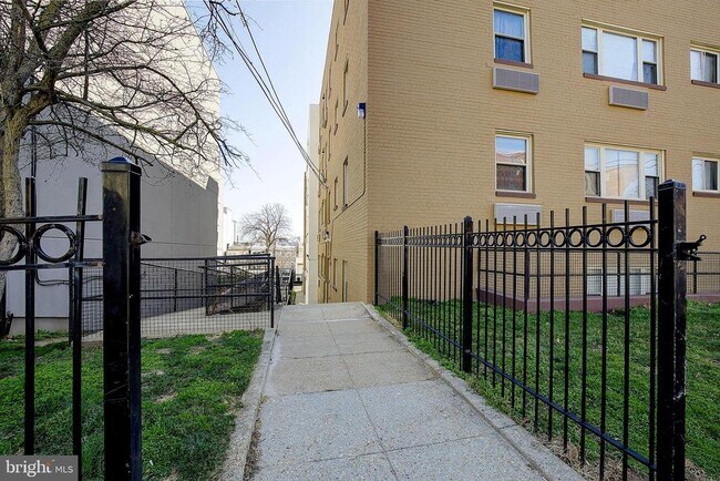 Building Photo - 738 Longfellow St NW