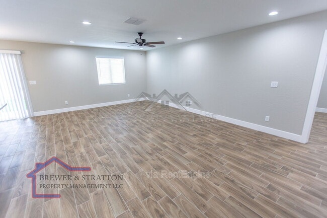 Building Photo - 2324 W Mobile Ln