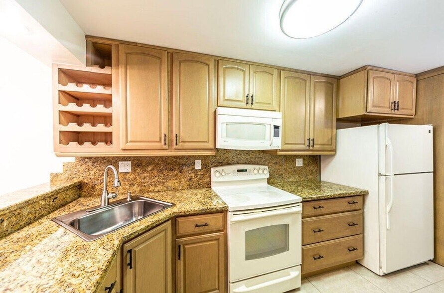 Building Photo - 6 Royal Palm Way