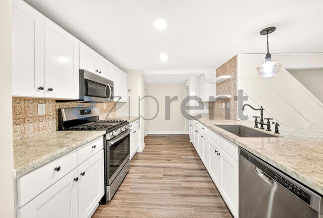 Building Photo - 16925 Hillside Dr