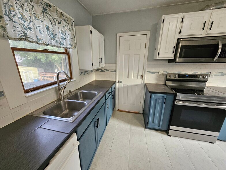 Kitchen - 22 Sparhawk St