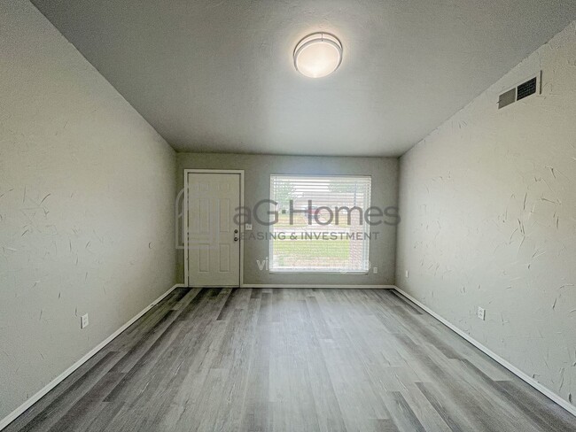 Building Photo - 3012 Neighbors Ln