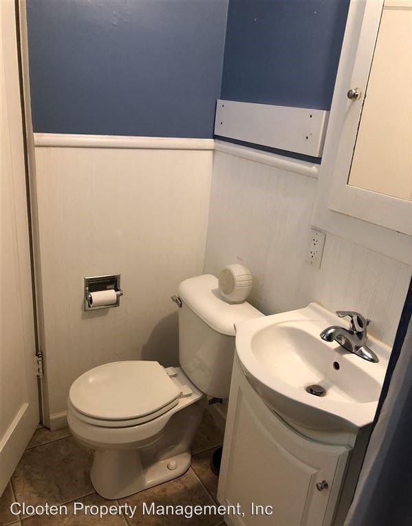 Building Photo - 206 E Ave D