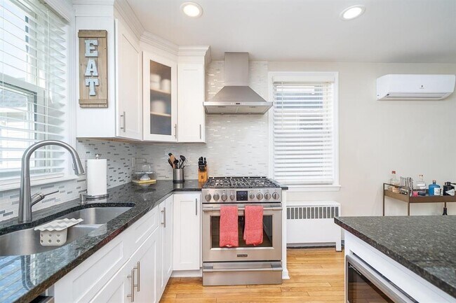 Building Photo - 118 W 46th St