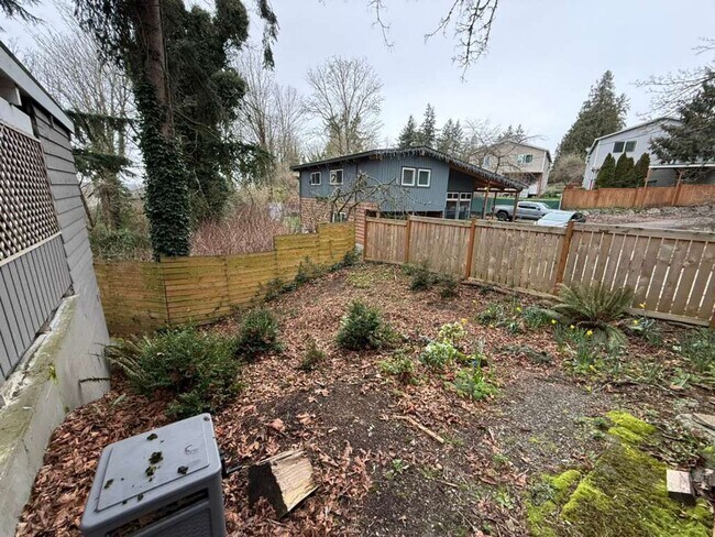 Building Photo - Stunning 4 Bed 3 Bathroom Home!