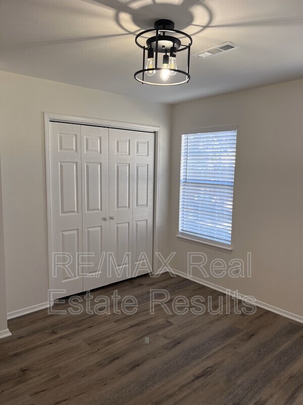 Building Photo - 1607 Timberline Dr