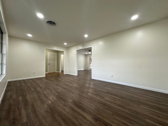 Building Photo - 711 E Locust Ave