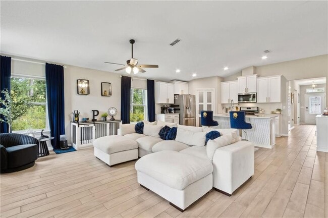 Building Photo - 300 Chinquapin Dr