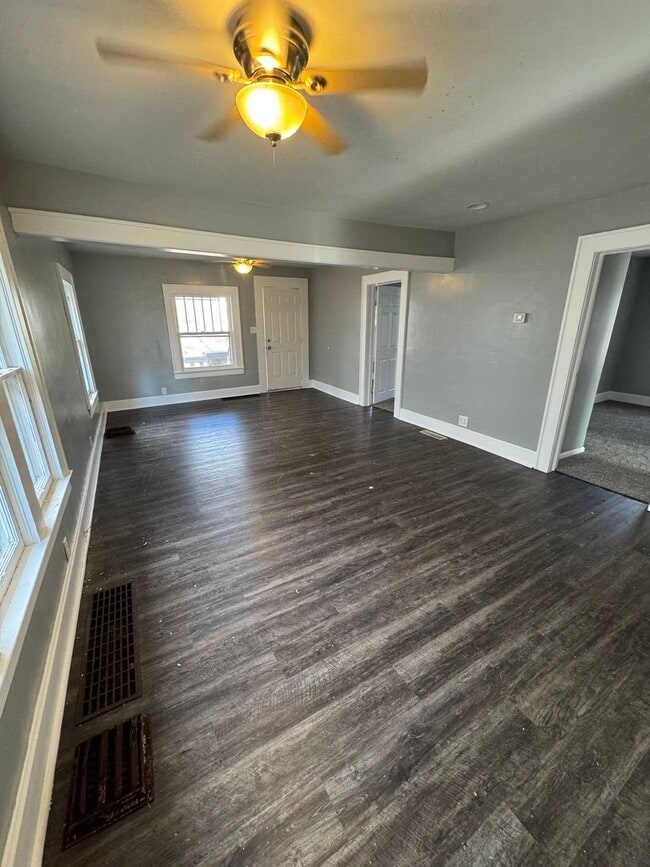 Building Photo - 3 bedroom/1 bath house