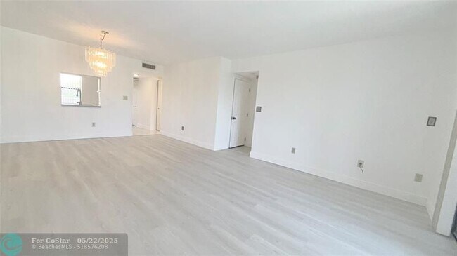Building Photo - 2900 NW 42nd Ave