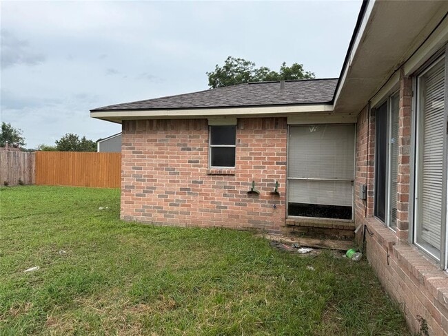 Building Photo - 451 Oakdale Dr