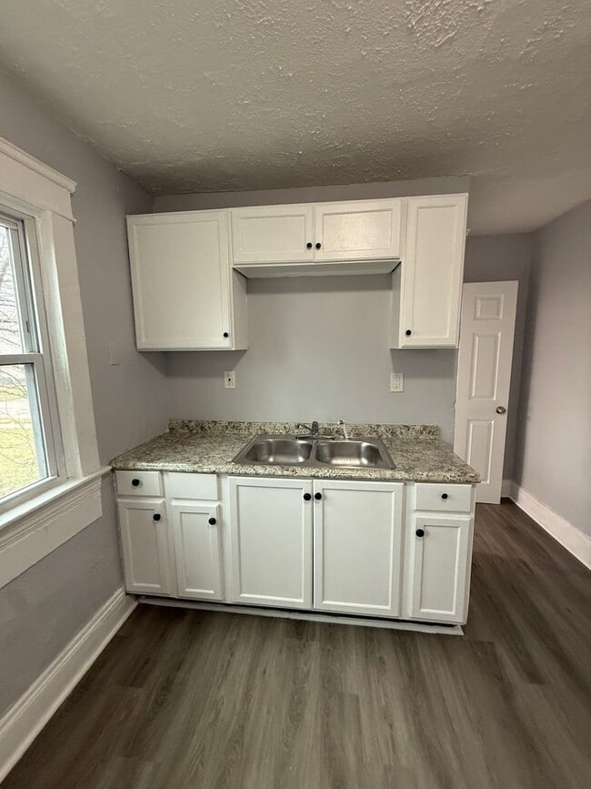 Building Photo - 4bd Single Section 8