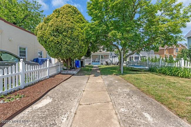Building Photo - 608 Lareine Ave