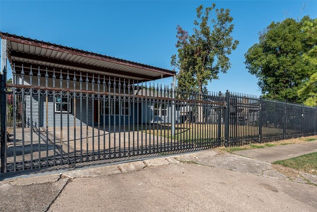 Building Photo - 8658 Sonneville Dr