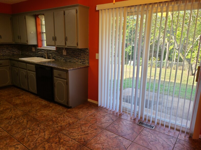 Building Photo - 925 Crown Dr