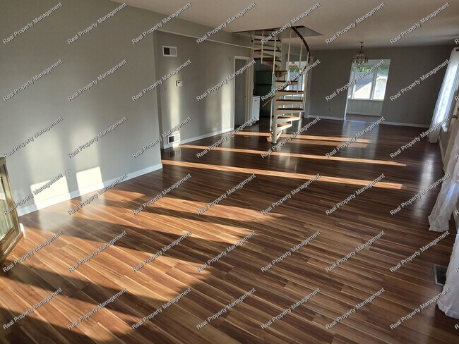 Building Photo - Three Bedroom With Oversized Garage