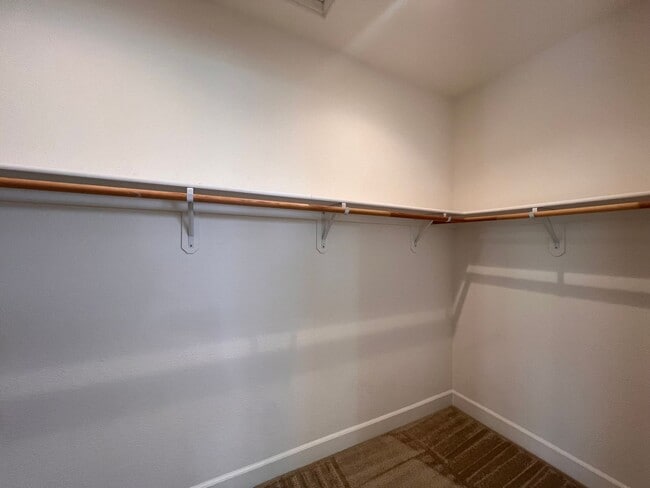 Building Photo - Large 4 bedroom home located in Green Vall...