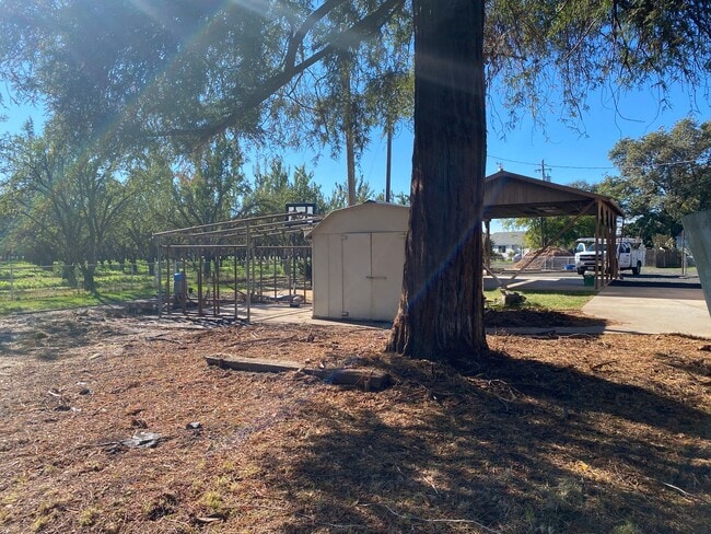Building Photo - Large 3bd 2 ba home with a great country feel.