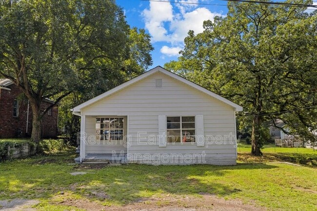 Building Photo - 705 5th Ave