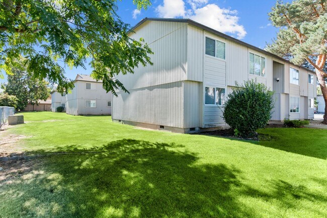 Building Photo - Spacious, 1100 sq foot 2 Bedroom 1.5 Bath with full size washer and dryer!