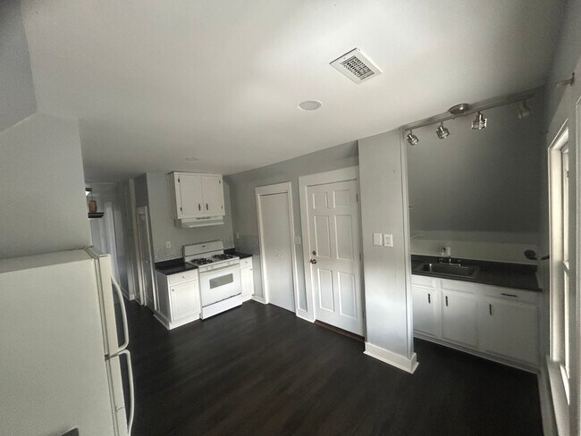 Primary Photo - 16 Clay St