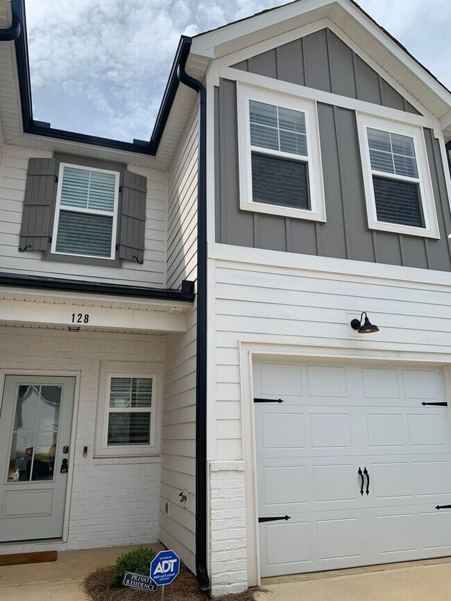 Building Photo - Conveniently located townhouse in Evans!