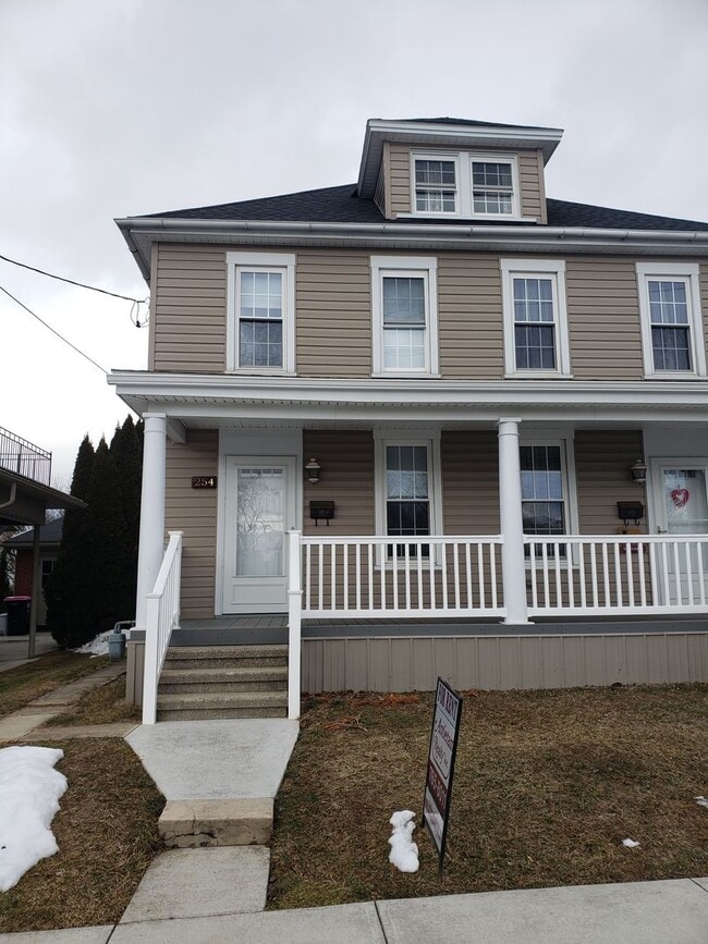 Primary Photo - 254-256 E. Madison Street