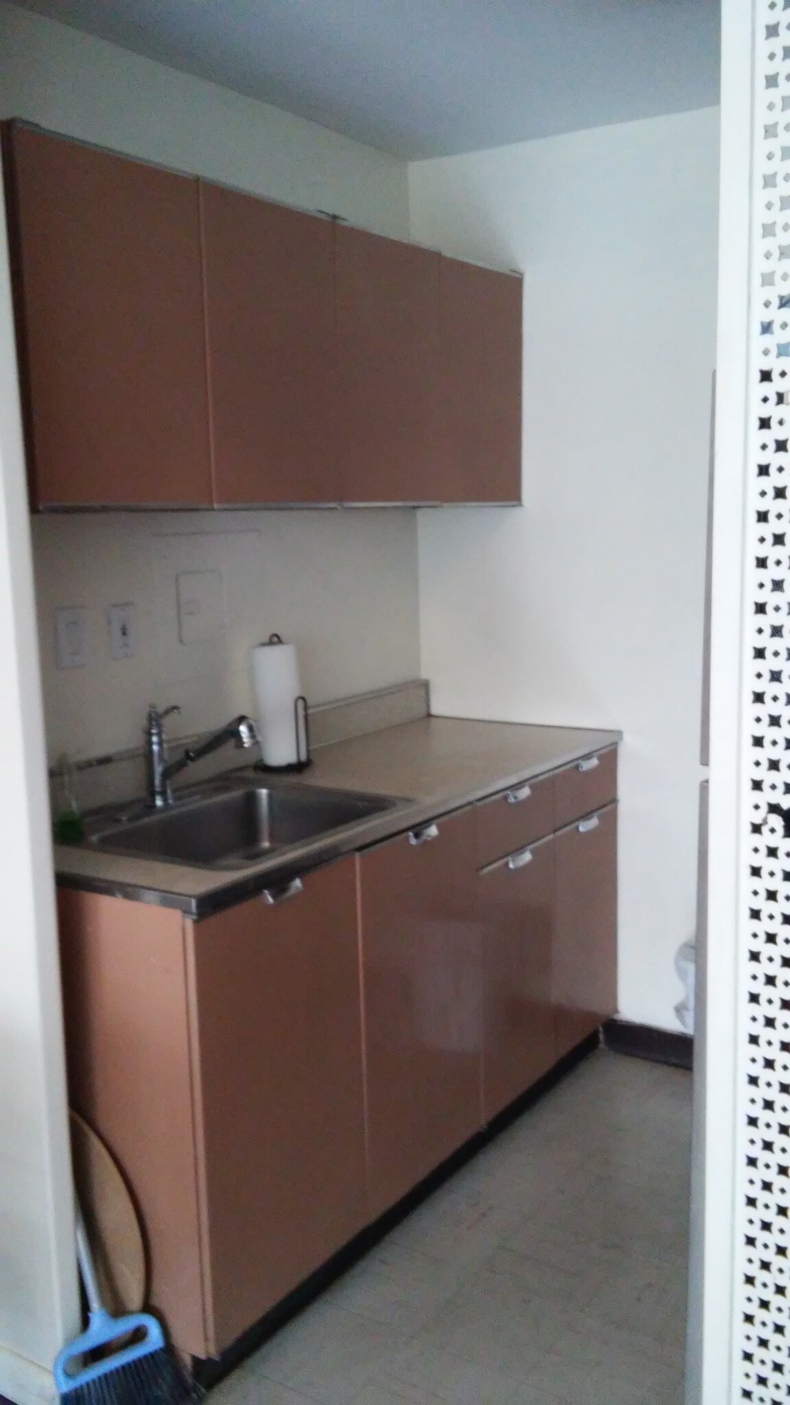 sink side - 522 21st St NW