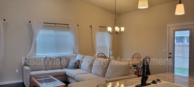 Building Photo - 108 SW Little Meadow Ln