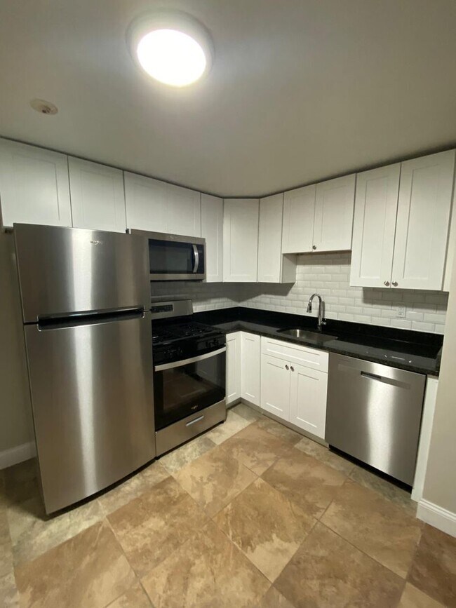 Building Photo - Fully Renovated 2 Bed with Heat, Hot Water...