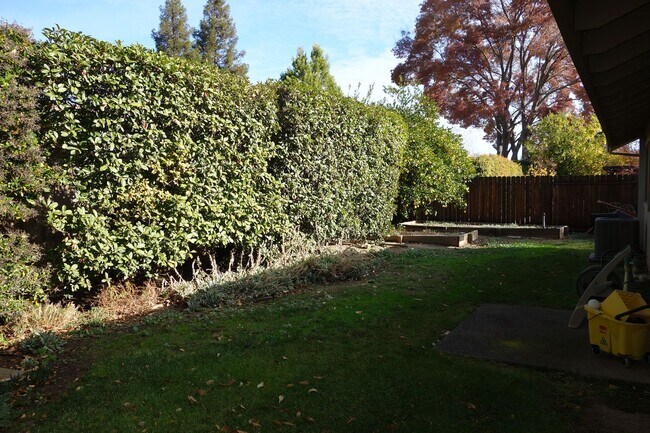 Building Photo - 105 Almond Dr