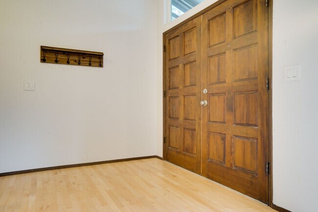 Building Photo - Kent Tri-level home