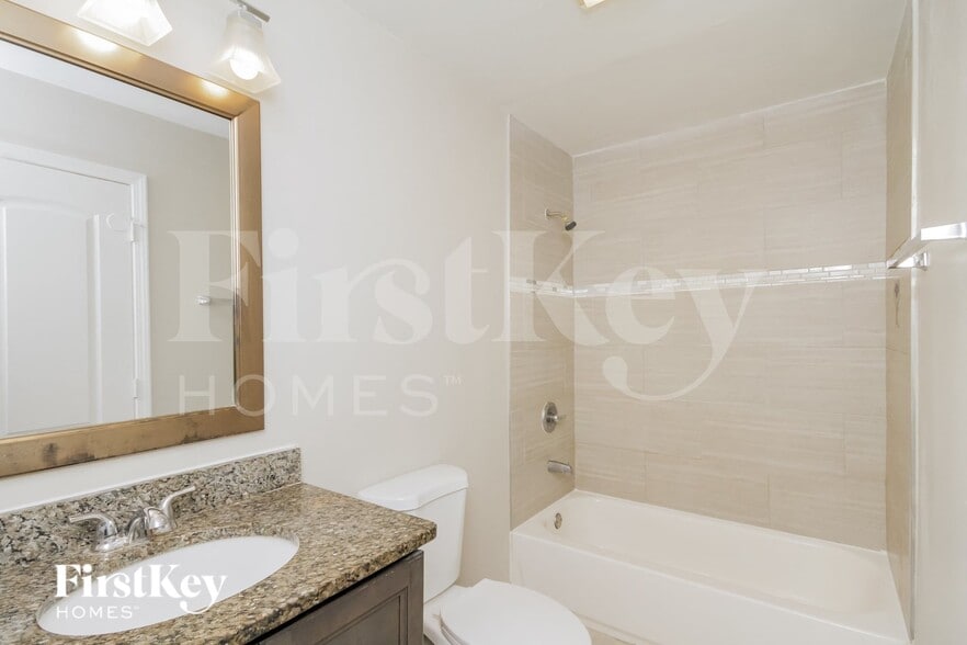 Building Photo - 823 Oriole Dr