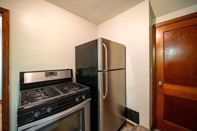 Building Photo - 213 E Hudson St