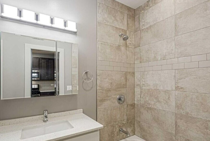 Building Photo - 4600 N Clarendon Ave