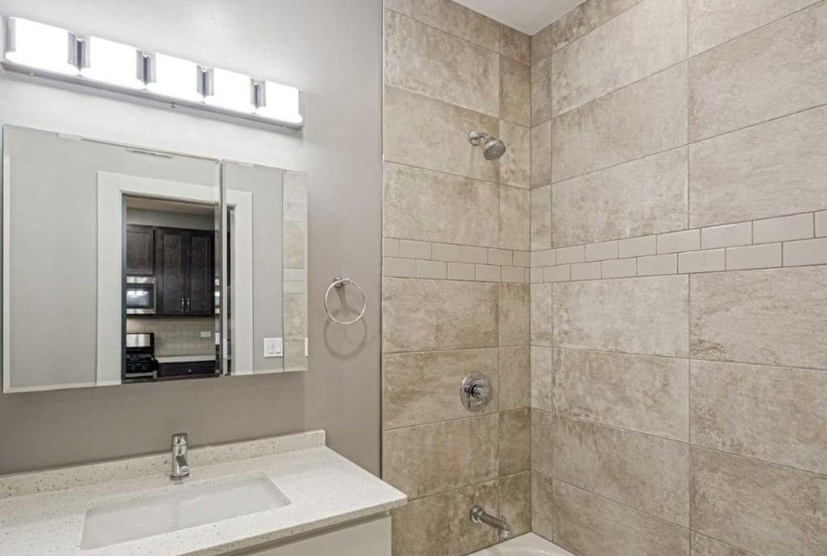 Building Photo - 4600 N Clarendon Ave