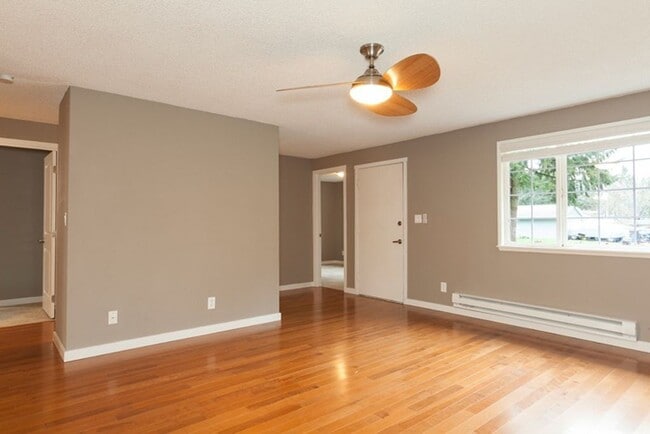 Building Photo - 3 bedroom, 1.5 bath Rambler Located at the...