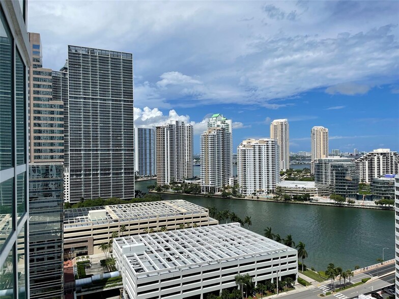 Building Photo - 950 Brickell Bay Dr