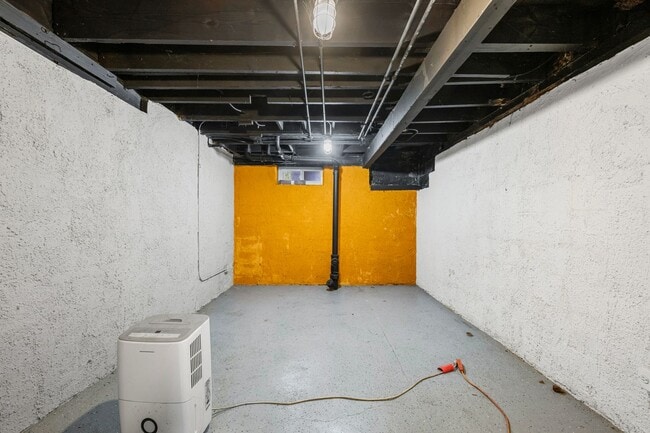 Building Photo - 233 Llewellyn Ave